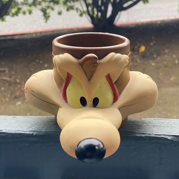 Looney Tunes Wile E. Coyote Plastic 3-D Coffee Mug (Warner Bros.,1992) - Picture 1 of 5